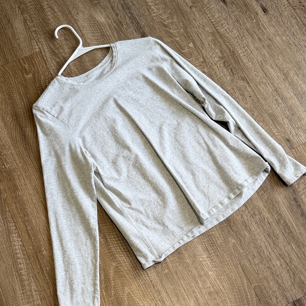 Classic Women's Long-Sleeve Crewneck Top - Light Gray